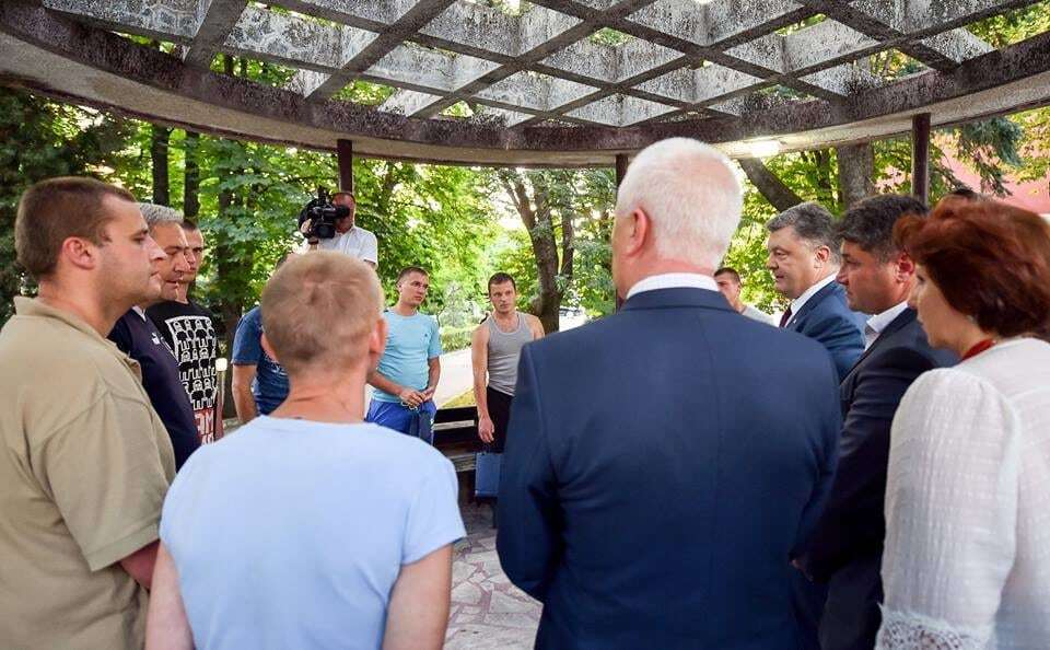 Защитники всей Европы: Порошенко в Болгарии навестил украинских бойцов АТО. Опубликованы фото