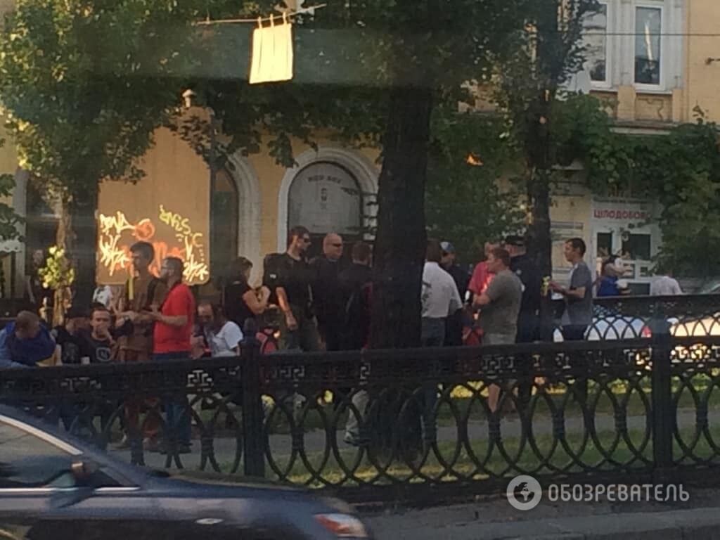 Дали время: в Киеве активисты передумали сносить памятник Щорсу. Фоторепортаж