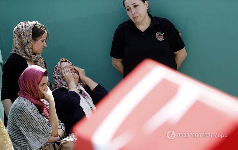 Горе без границ: в Турции начали прощание с жертвами кровавого теракта. Фоторепортаж