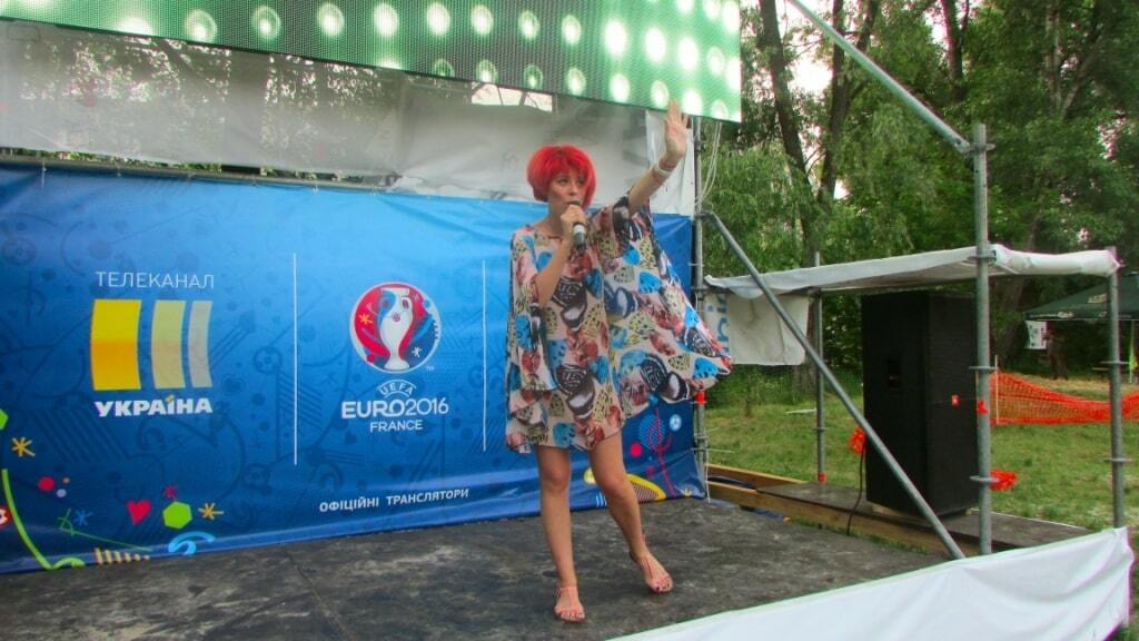 В фан-зоне "Eurozone" станцевали национальный крымскотатарский танец