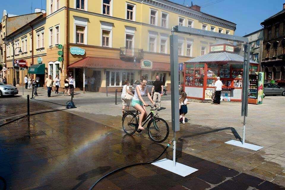 В Польше посреди улицы установили душ для прохожих: фотофакт