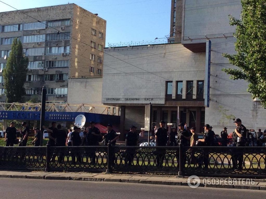 Дали время: в Киеве активисты передумали сносить памятник Щорсу. Фоторепортаж