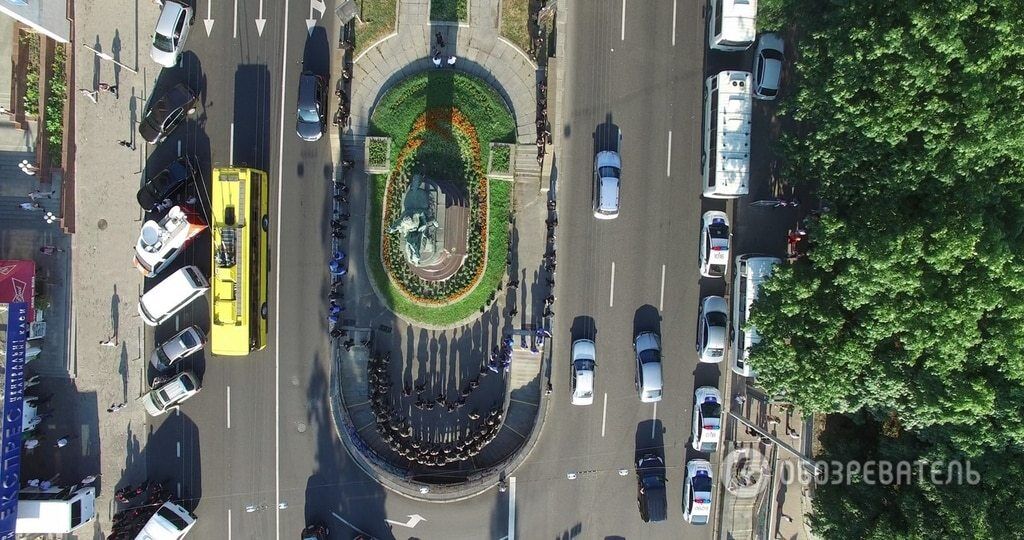 Дали время: в Киеве активисты передумали сносить памятник Щорсу. Фоторепортаж