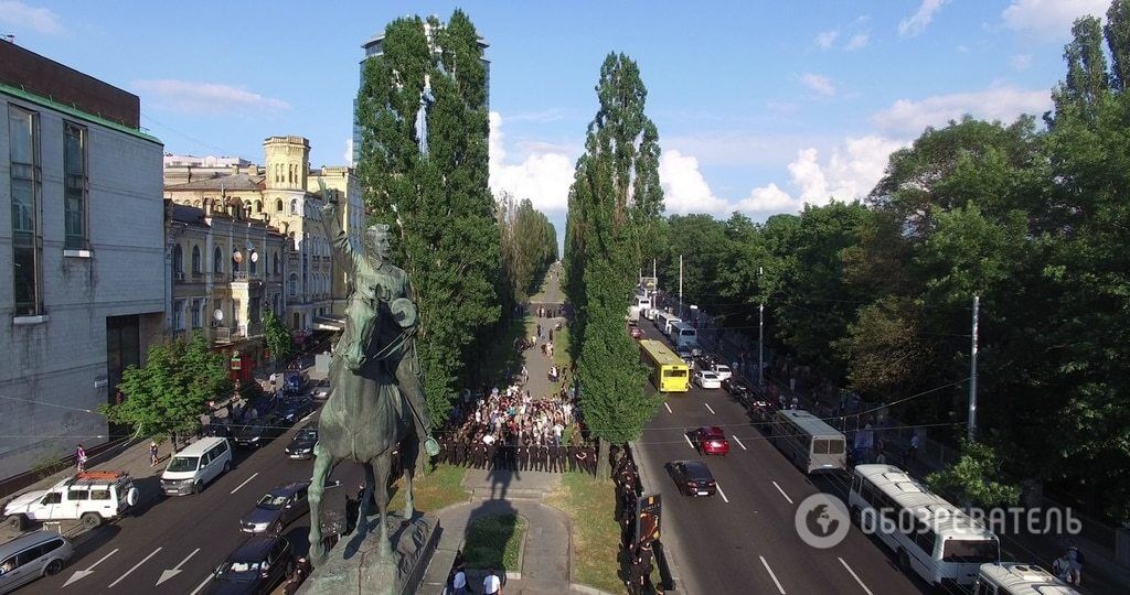 Дали время: в Киеве активисты передумали сносить памятник Щорсу. Фоторепортаж