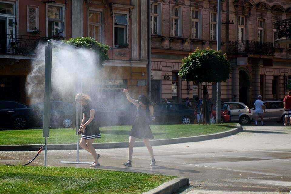 У Польщі посеред вулиці встановили душ для перехожих