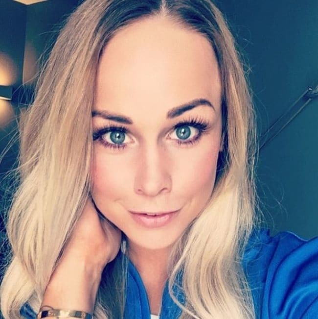 Роскошная жена капитана сборной Исландии покорила болельщиков своей внешностью: фото красотки