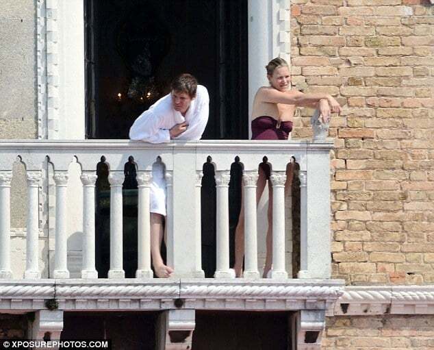 42-летняя Кейт Мосс в бикини развлеклась с молодым бойфрендом в Венеции: опубликованы фото