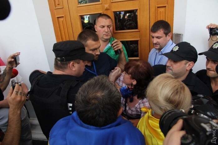 В ход пошел газ: под горсоветом Одессы произошли столкновения. Опубликованы фото 