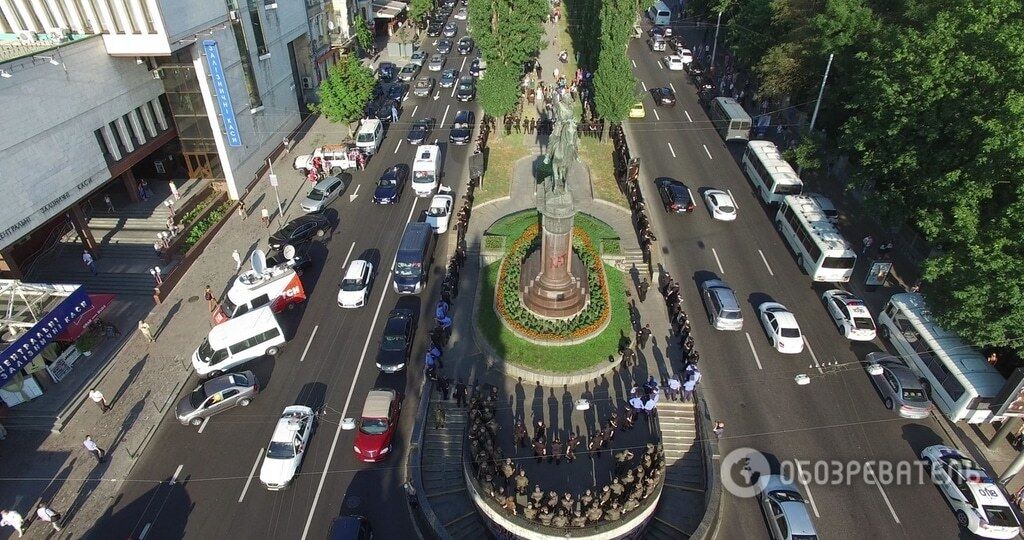 Дали время: в Киеве активисты передумали сносить памятник Щорсу. Фоторепортаж