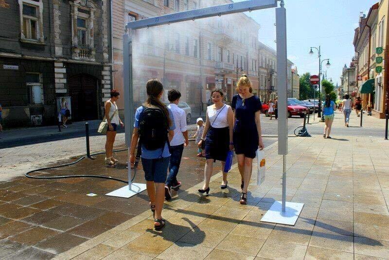 В Польше посреди улицы установили душ для прохожих: фотофакт