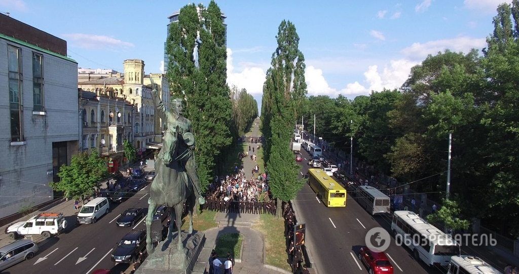 Дали время: в Киеве активисты передумали сносить памятник Щорсу. Фоторепортаж