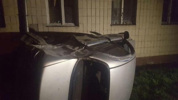 У Києві п'яний водій в'їхав у будинок і перекинувся