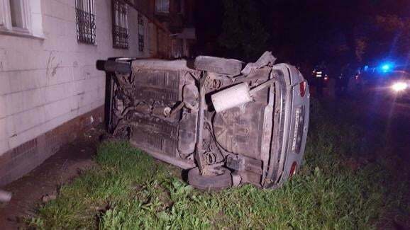 У Києві п'яний водій в'їхав у будинок і перекинувся