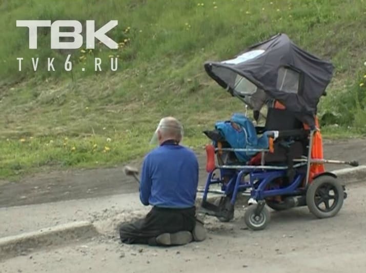 Отчаяние: в России инвалид-колясочник сутки ломал бордюр, чтобы проехать в больницу