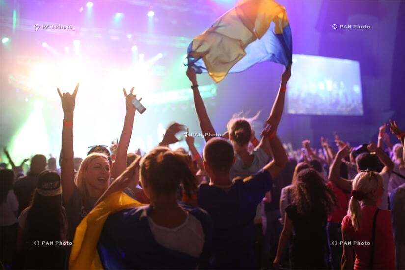 В Ереване с украинскими флагами встретили группу "Океан Ельзи"
