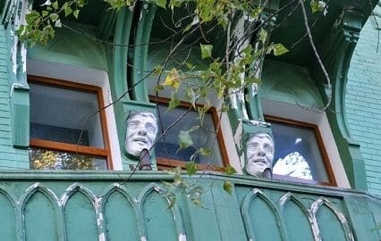 Дом с кошками, совами и человеческими лицами