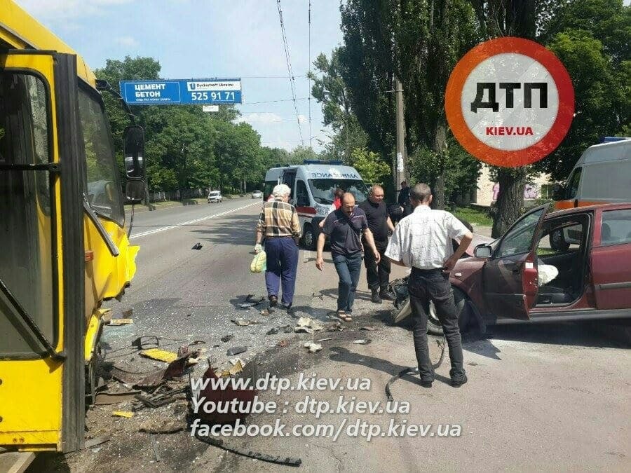У Києві сталася масштабна ДТП: "Опель" врізався в маршрутку