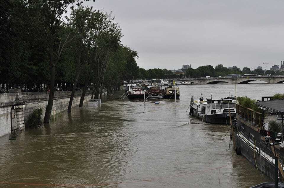 "Минус прогулки вдоль Сены": украинка показала последствия наводнения в Париже