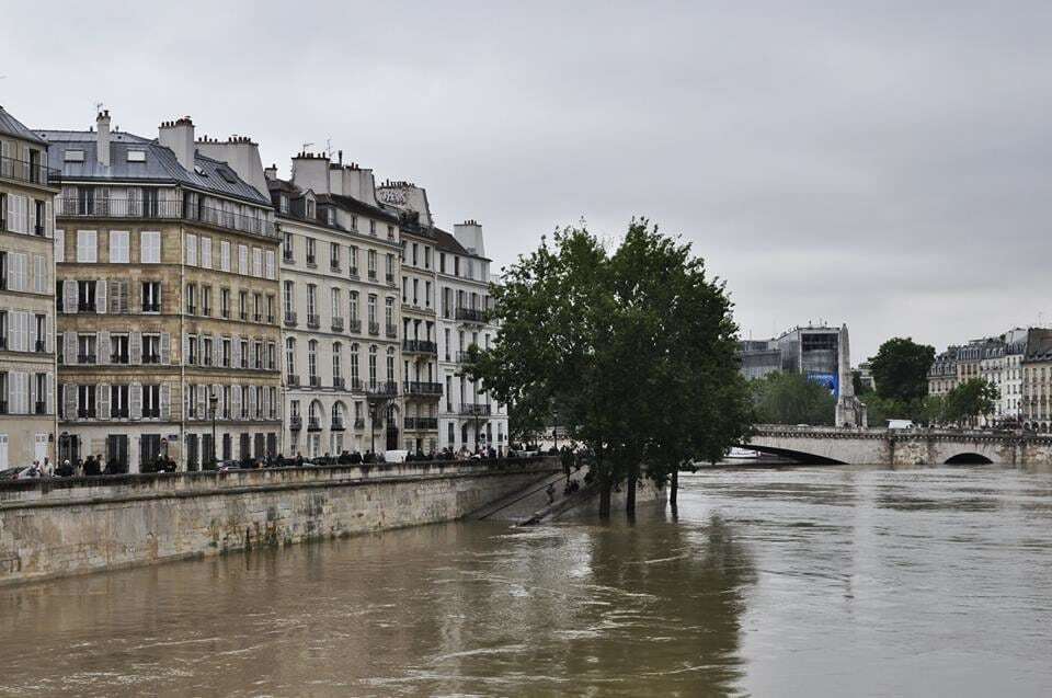 "Минус прогулки вдоль Сены": украинка показала последствия наводнения в Париже. Опубликованы фото
