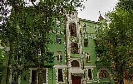 Дом с кошками, совами и человеческими лицами