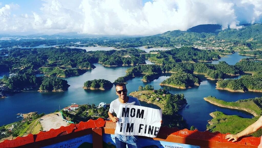 27-летний экстремал путешествует по всему миру с забавным посланием маме