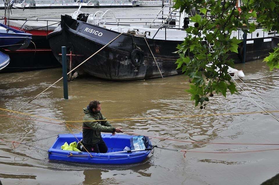 "Минус прогулки вдоль Сены": украинка показала последствия наводнения в Париже