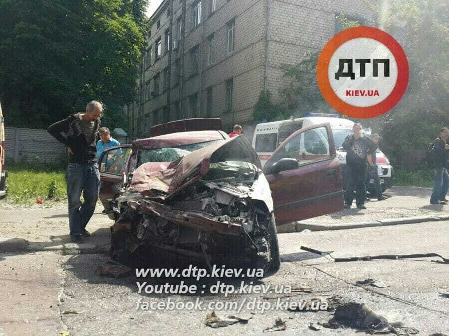 В Киеве произошло масштабное ДТП: "Опель" врезался в маршрутку. Опубликованы фото