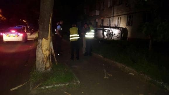 У Києві п'яний водій в'їхав у будинок і перекинувся