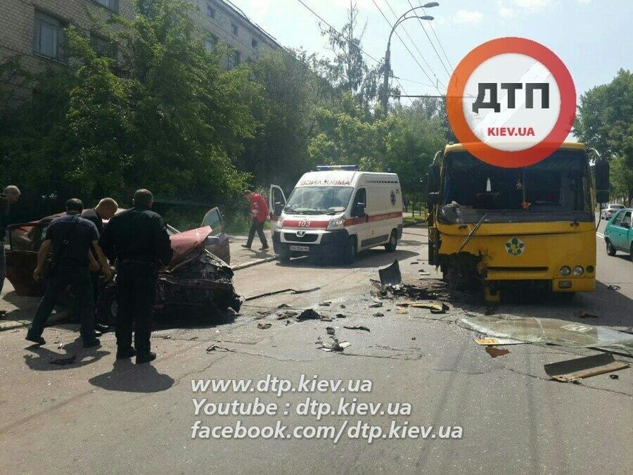 В Киеве произошло масштабное ДТП: "Опель" врезался в маршрутку. Опубликованы фото