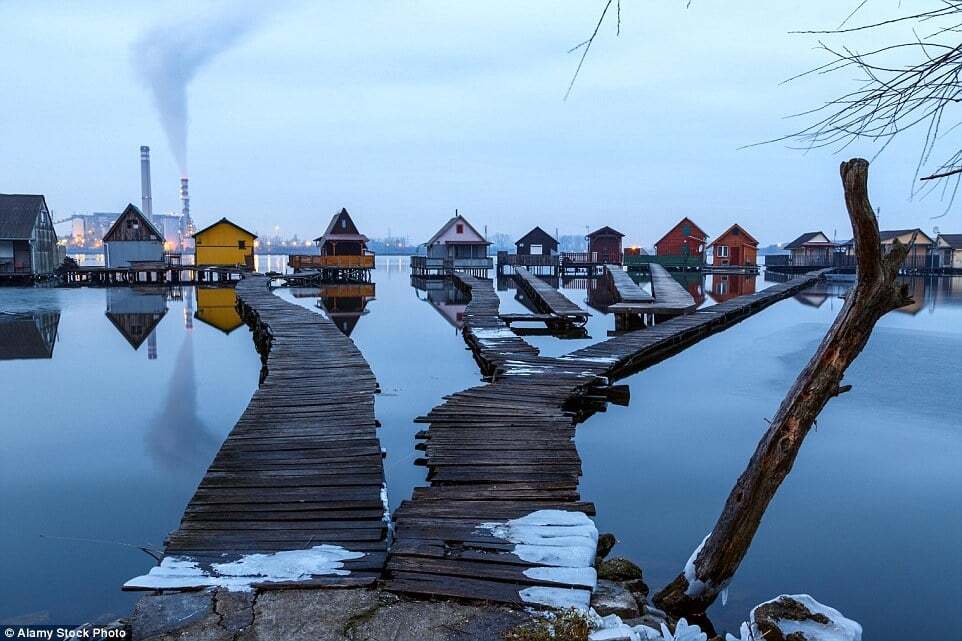 Плавучие деревни: топ-10 потрясающих фото домиков в Венгрии