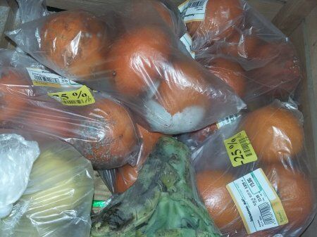 Гнилий товар: фото з ужгородського супермаркету шокували мережу