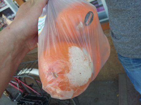 Гнилий товар: фото з ужгородського супермаркету шокували мережу