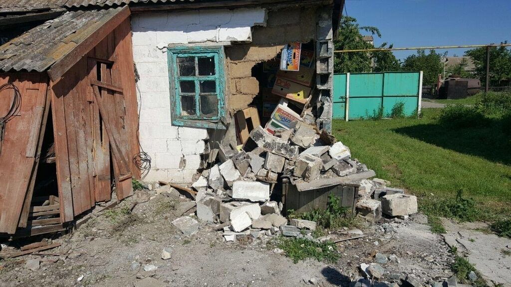 "Минометный дождь": террористы разбомбили мирное село на Донбассе. Фотофакт