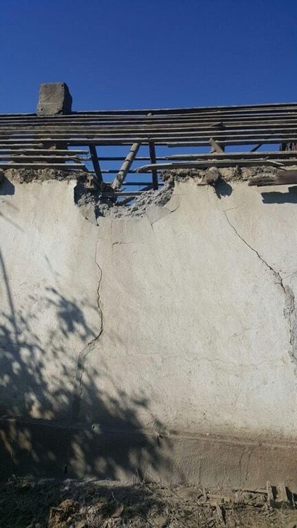 "Минометный дождь": террористы разбомбили мирное село на Донбассе. Фотофакт