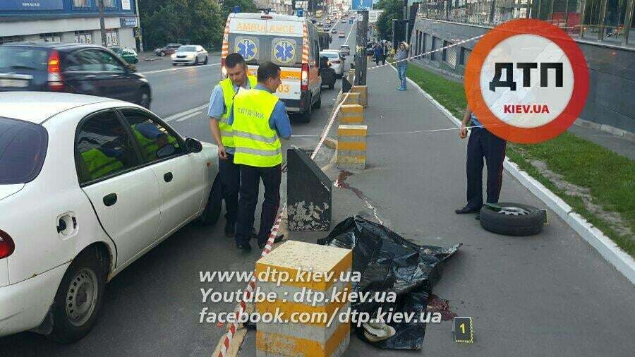 В Киеве отлетевшее у автомобиля колесо убило пешехода. Опубликованы фото 