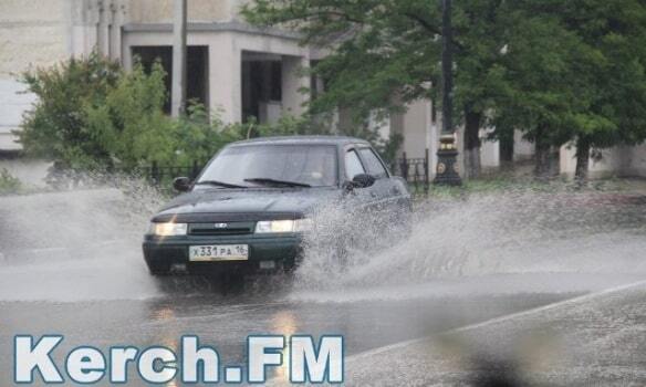 В Крыму из-за проливных дождей подтопило дома и улицы