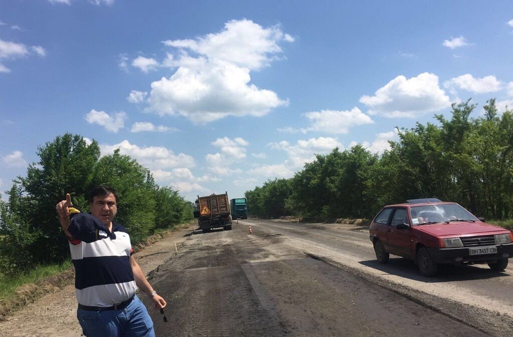 Переехал вместе с кабинетом: Саакашвили решил поработать на трассе. Опубликованы фото
