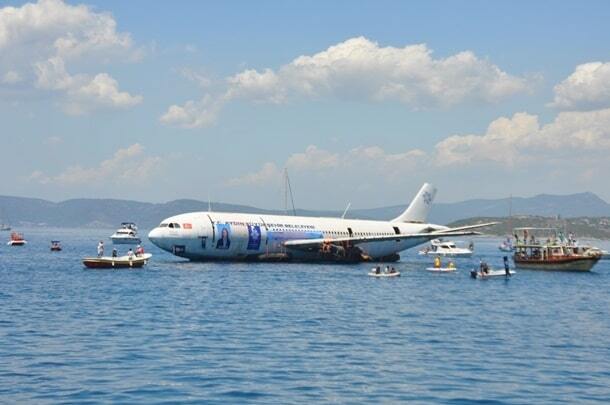 У Туреччині поблизу курорту заради туристів затопили Airbus