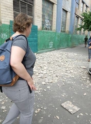 НП у Києві: з будинку обрушилася плитка, постраждав перехожий