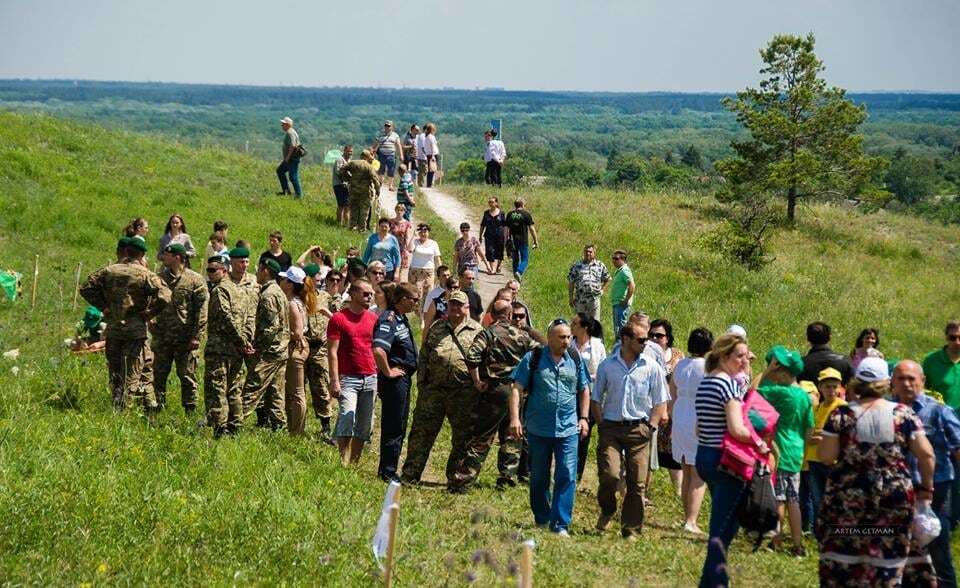 "Плачет небо": под Славянском открыли памятник погибшим в АТО летчикам. Опубликованы фото