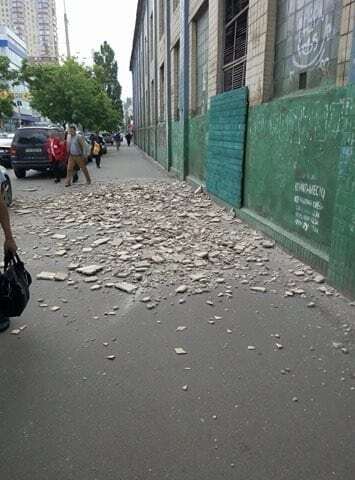 НП у Києві: з будинку обрушилася плитка, постраждав перехожий