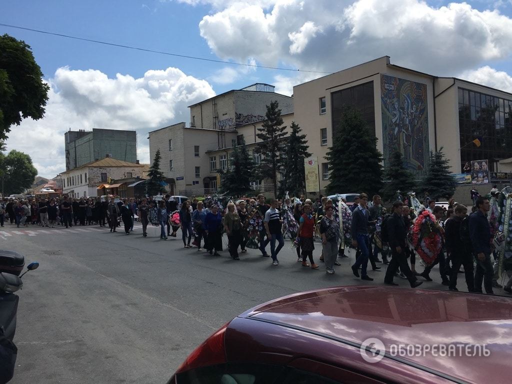 Біль і сльози: у Василькові попрощалися з дівчатками, яких збив п'яний водій