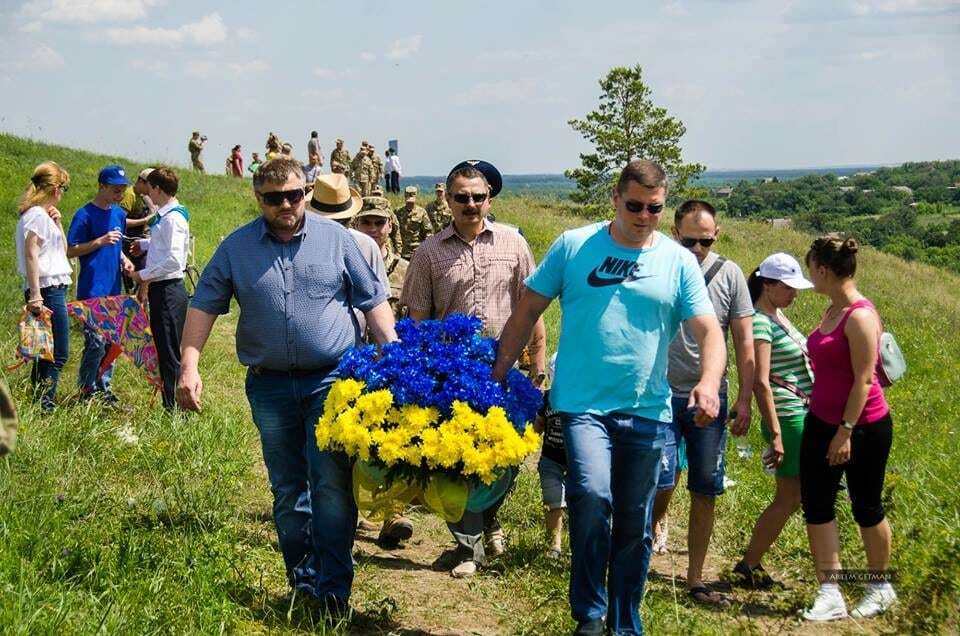 "Плаче небо": під Слов'янськом відкрили пам'ятник загиблим в АТО льотчикам