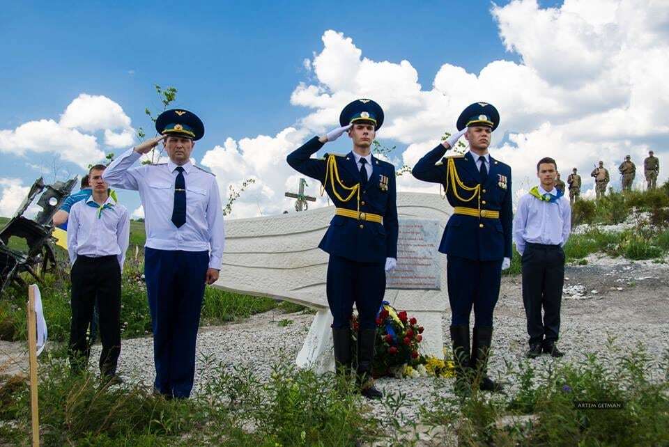"Плачет небо": под Славянском открыли памятник погибшим в АТО летчикам. Опубликованы фото