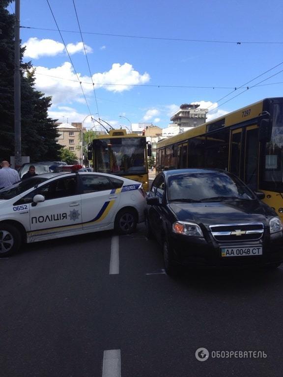 В Киеве копы устроили ДТП рядом с управлением полиции: опубликованы фото