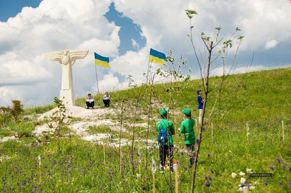 "Плачет небо": под Славянском открыли памятник погибшим в АТО летчикам. Опубликованы фото