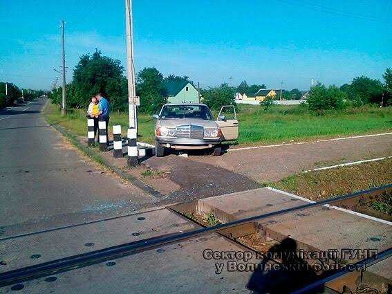 На Волині під потяг потрапила автівка, є постраждалий