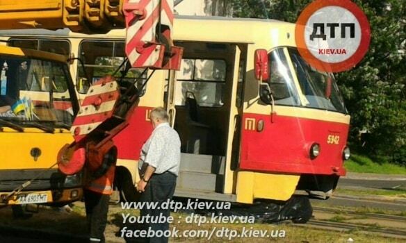 Смертельное ДТП в Киеве: трамвай переехал пешехода. Фотофакт