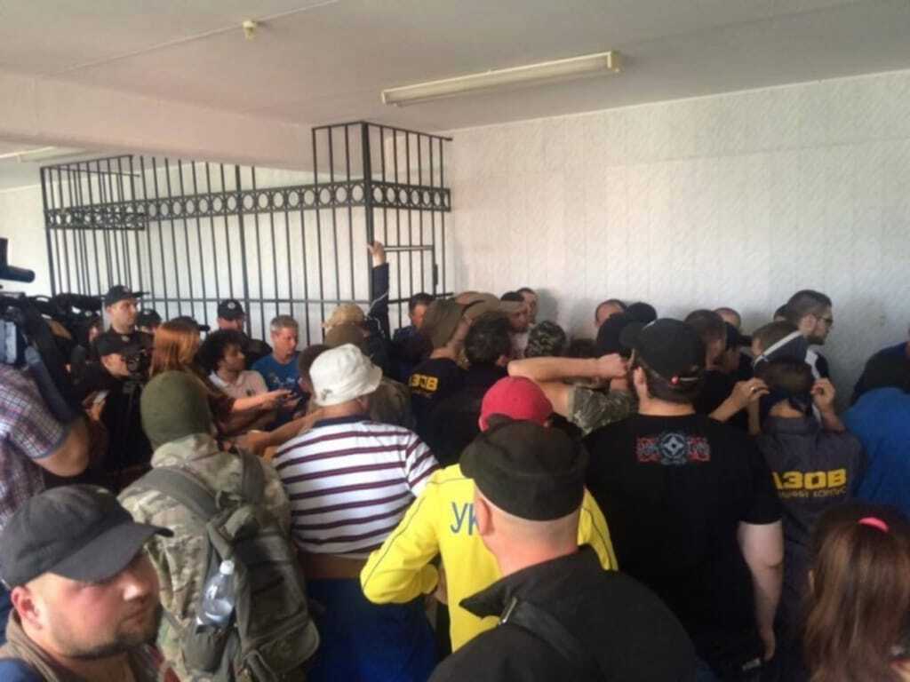 В Одессе активисты забаррикадировались в здании суда после освобождения россиянина Мефедова. Фотофакт