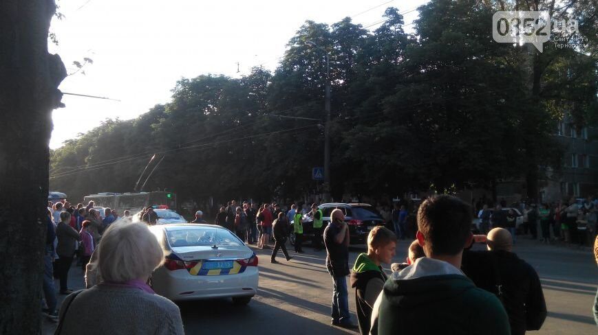 На межі: у Тернополі позашляховик ледь не врізався в колону пікетувальників. Фото та відео